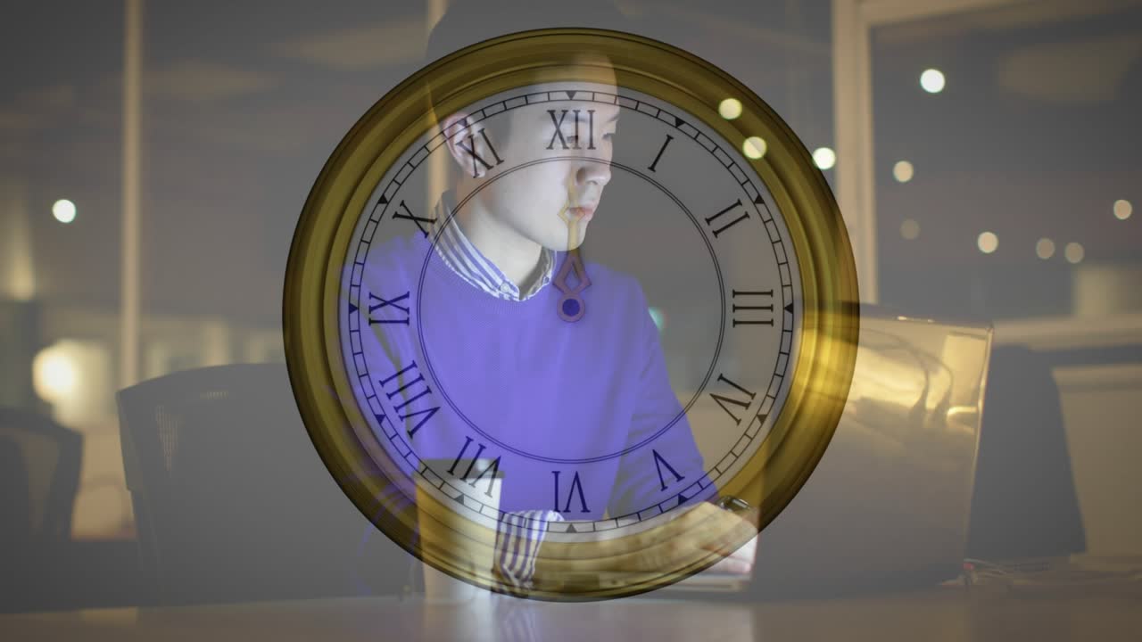 Hombre tocando un dispositivo e iniciando una superposición de reloj antiguo que se alinea con el dispositivo, mostrando la hora para la tecnología