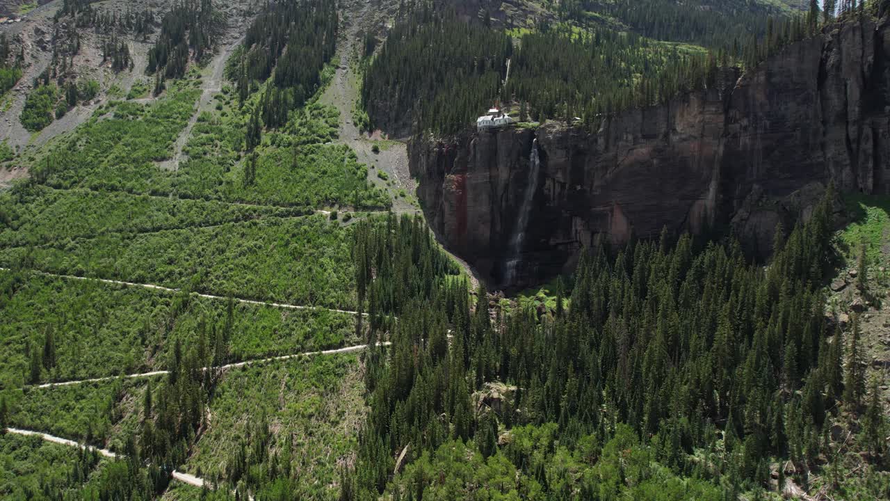 vista aérea del sendero ventoso bajo las cataratas del velo de novia, telluride colorado usa drone shot