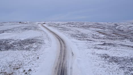 Páramos-Del-Norte-De-York,-Carretera-Cerca-Del-Lion-Inn-Blakey-Ridge-Cubierto-De-Fuertes-Nevadas-Condiciones-De-Conducción-Difíciles-En-La-Nieve-Del-Invierno---Imágenes-Aéreas-Dji-Inspire-2