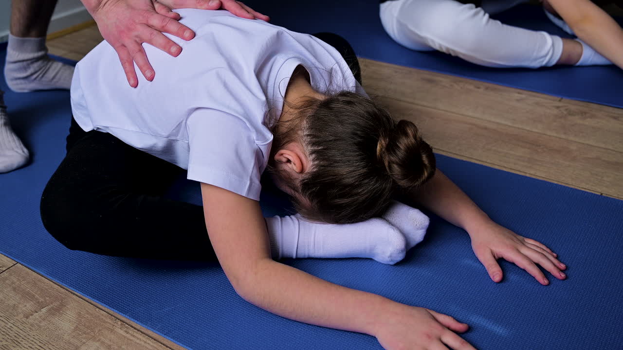 남자 가 수업 에서 여자 들 을 가르치는 것