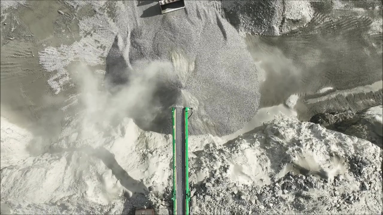 Un drone riprende una cava di pietra in piena attività con macchinari dall'Irlanda del Nord, con una suggestiva vista dall'alto.
