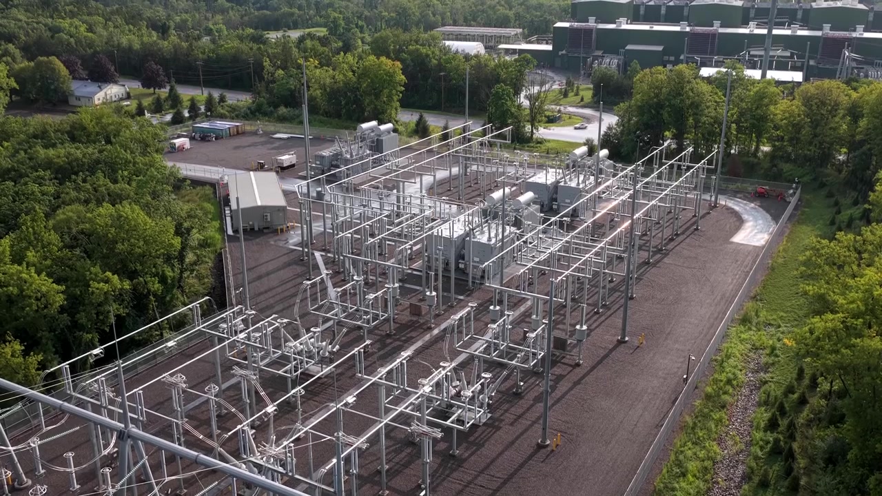 Umspannwerk, Leistungstransformator, Hochspannungsschienen, Leistungsschalter, Stahlstützstrukturen für die Energieversorgung, Luftaufnahme eines Kraftwerks, das sich in Dover Plains, New York, erhebt.