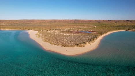 vista aérea de una hermosa playa aislada con agua turquesa