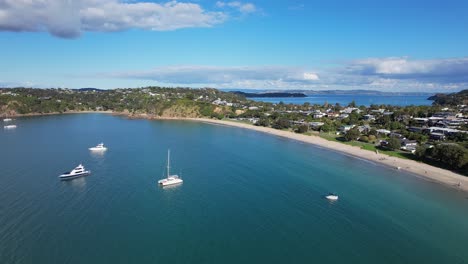 Vista-Idílica-De-La-Playa,-Gran-Playa-De-Oneroa-En-La-Isla-Waiheke,-Nueva-Zelanda---Toma-Aérea-De-Drones