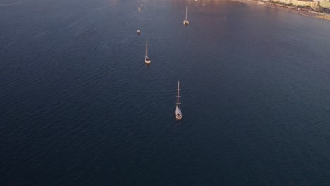 Vista-Aérea-De-La-Ciudad-Medieval-De-Cefalu-Durante-El-Verano-Al-Atardecer,-Sicilia,-Italia