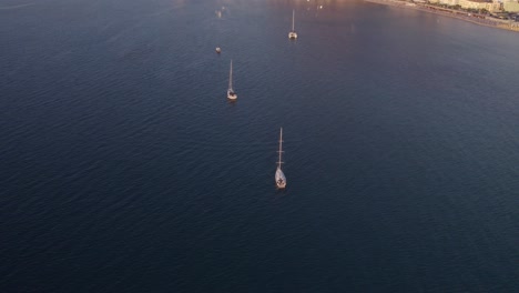 vista aérea de la ciudad medieval de cefalu durante el verano al atardecer, sicilia, italia