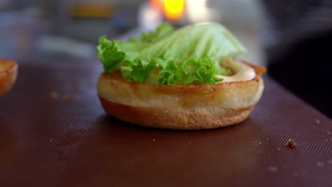 lechuga y salsa en el pan - primer plano