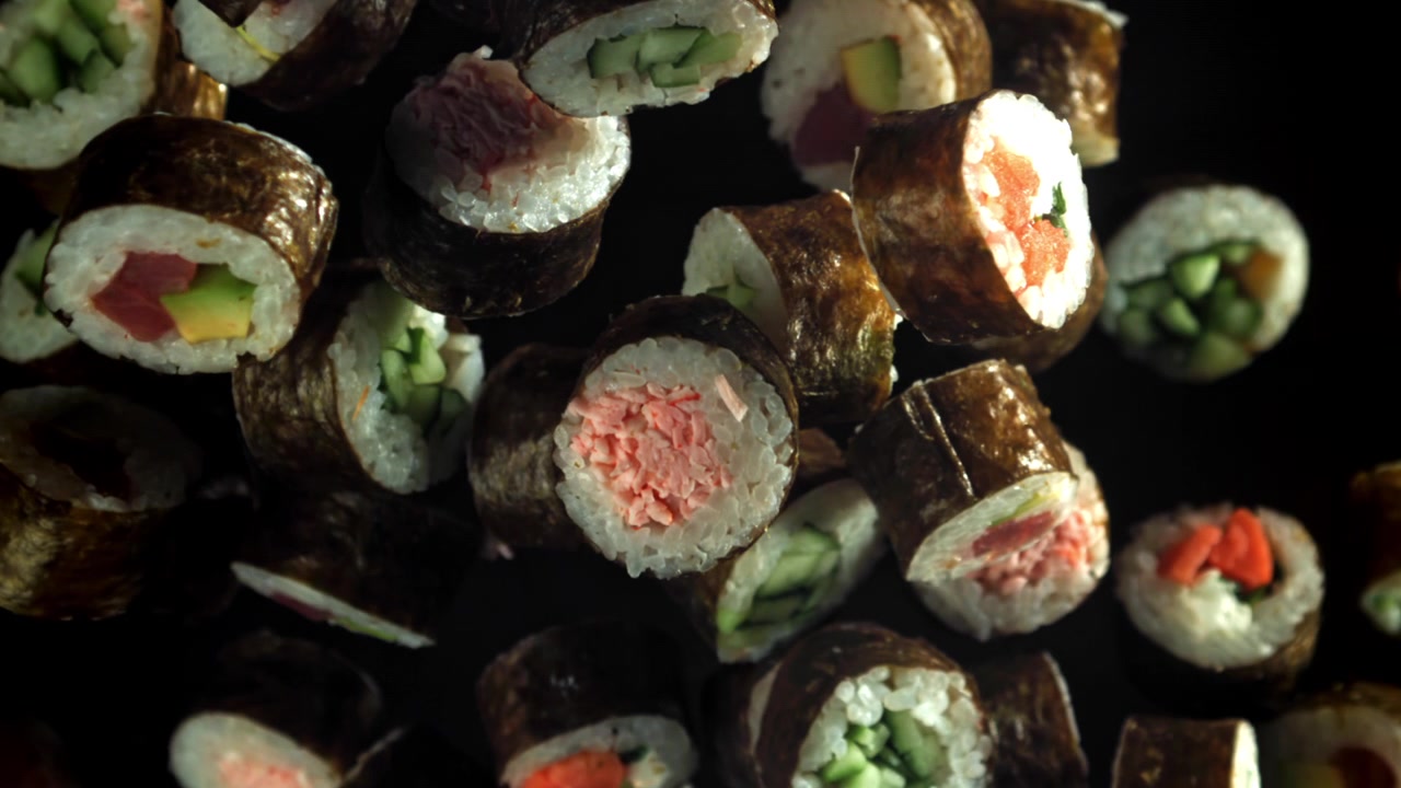 Deliziosi Rotoli di Sushi con Vari Ripieni che Cadono al Rallentatore