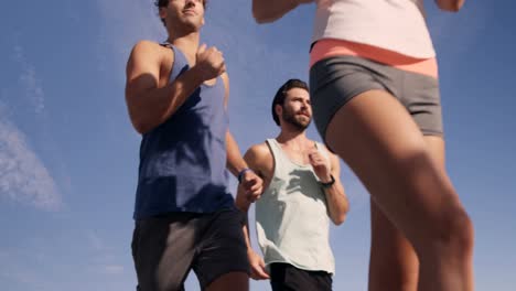amigos corriendo juntos