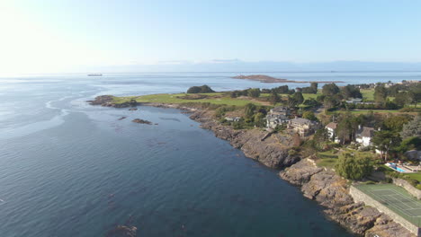 drone sobre la costa del pacífico cerca de oak bay bc canadá