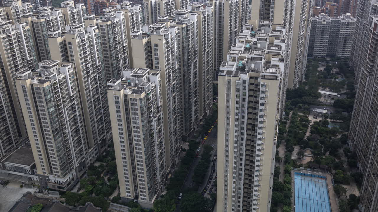 Vista Superior de Densos Edifícios de Apartamentos Urbanos e Trânsito