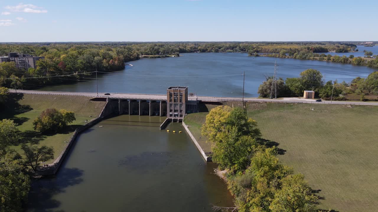 그 위에 도로 다리가 있는 입실란티 댐, 공중 드론 보기