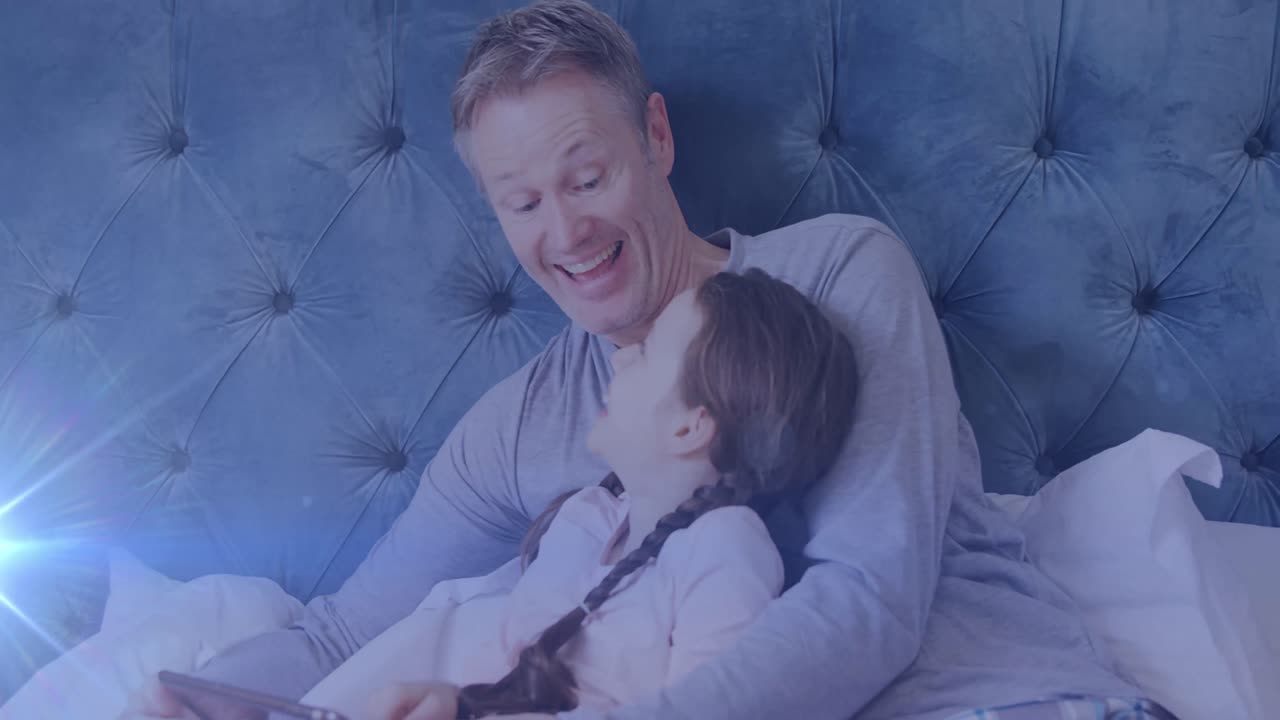 Animasjon av lysflekker over en kaukasisk far som smiler med datteren sin hjemme