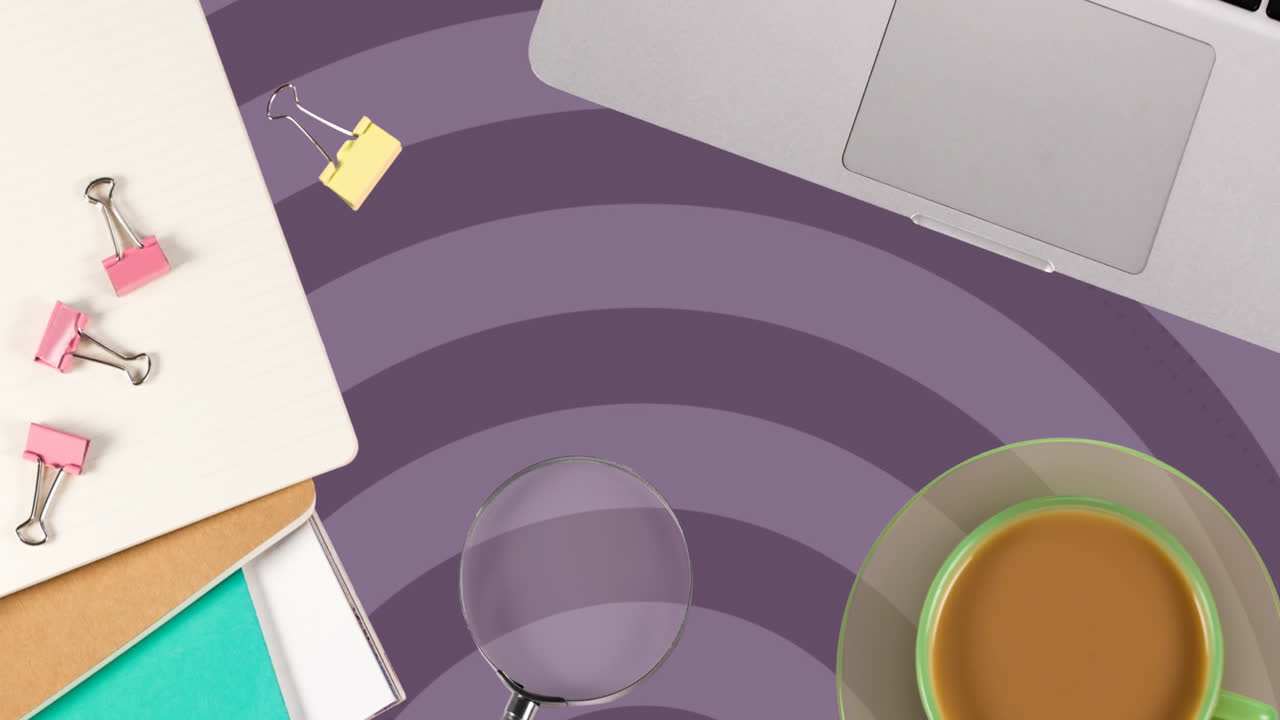 animación del escritorio con papelería sobre círculos púrpuras