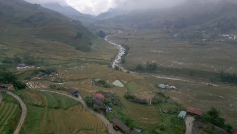 Impresionante-Toma-De-Drones-De-Los-Campos-Y-Hermosas-Montañas-Nubladas-En-El-Pueblo-De-Sapa,-Vietnam