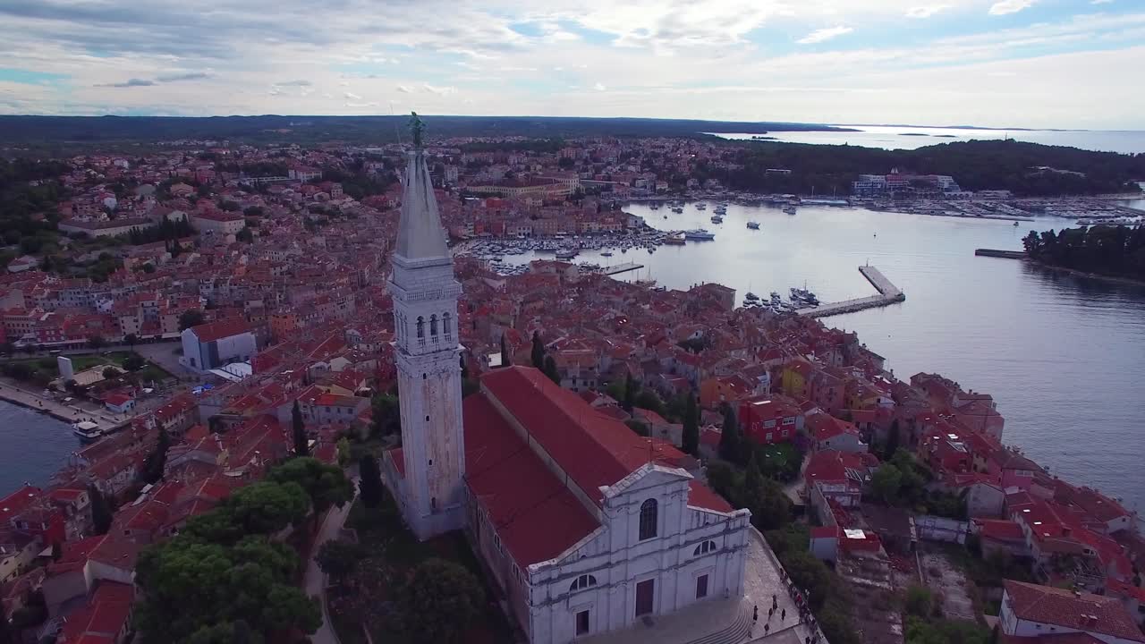 Splendida ripresa aerea della città di Rovigno in Croazia 12