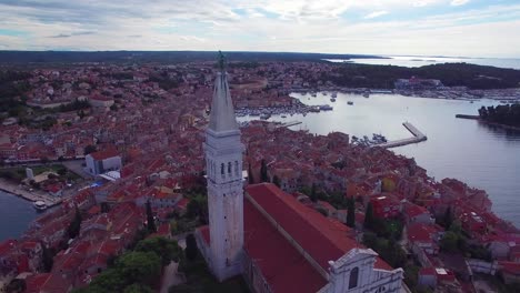 Hermosa-Toma-Aérea-De-La-Ciudad-De-Rovinj-En-Croacia-12