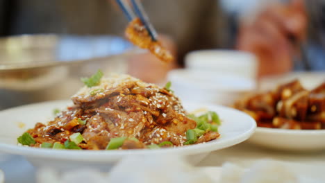 Asiatisches-Essen-Mit-Stäbchen-Essen