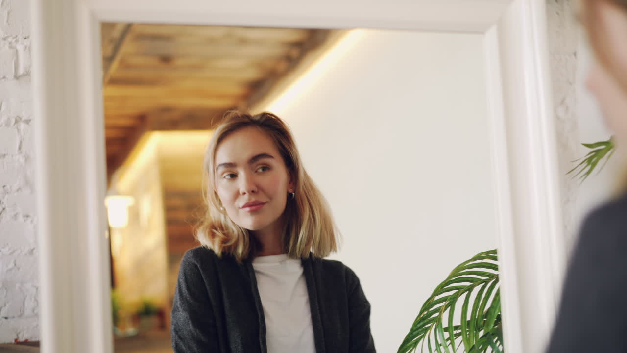 mujer aplicando maquillaje frente a un espejo