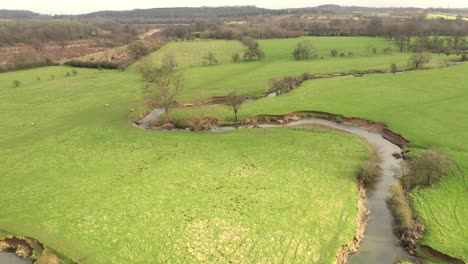 una vista de la flecha del río que atraviesa warwickshire, inglaterra en un frío día de invierno