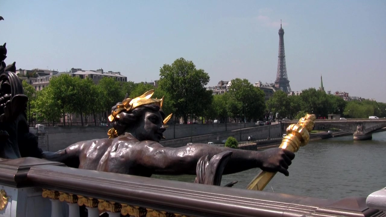Il bellissimo Ponte Alessandro sul fiume Senna a Parigi, Francia 1
