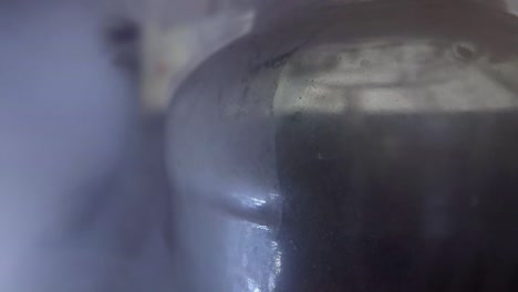 컴퓨터 장비가 뒤에 있는 스모키한 방에 있는 유리병
