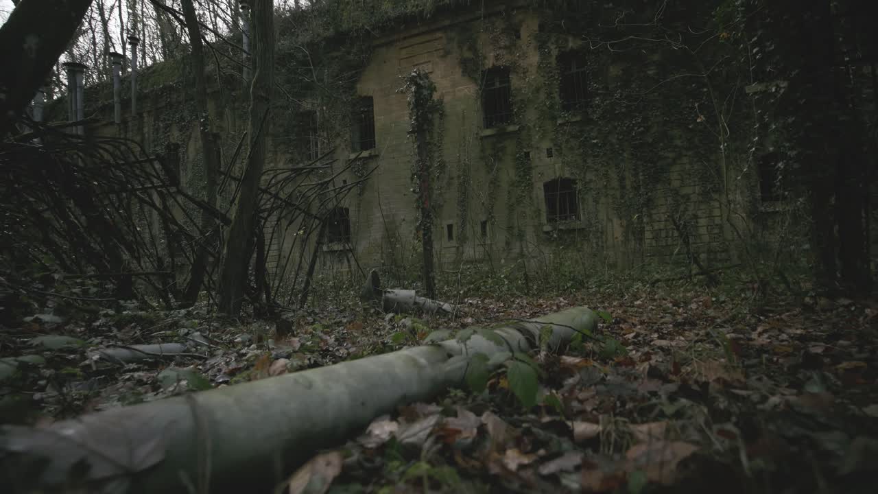 Ospedale abbandonato nel mezzo della foresta che fa parte di una zona di fortificazione militare.