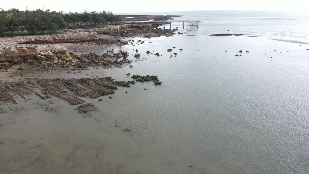 Darwin, Kuzey Bölgesi'ndeki Night Cliff İskelesi'nin hareketli drone çekimi.