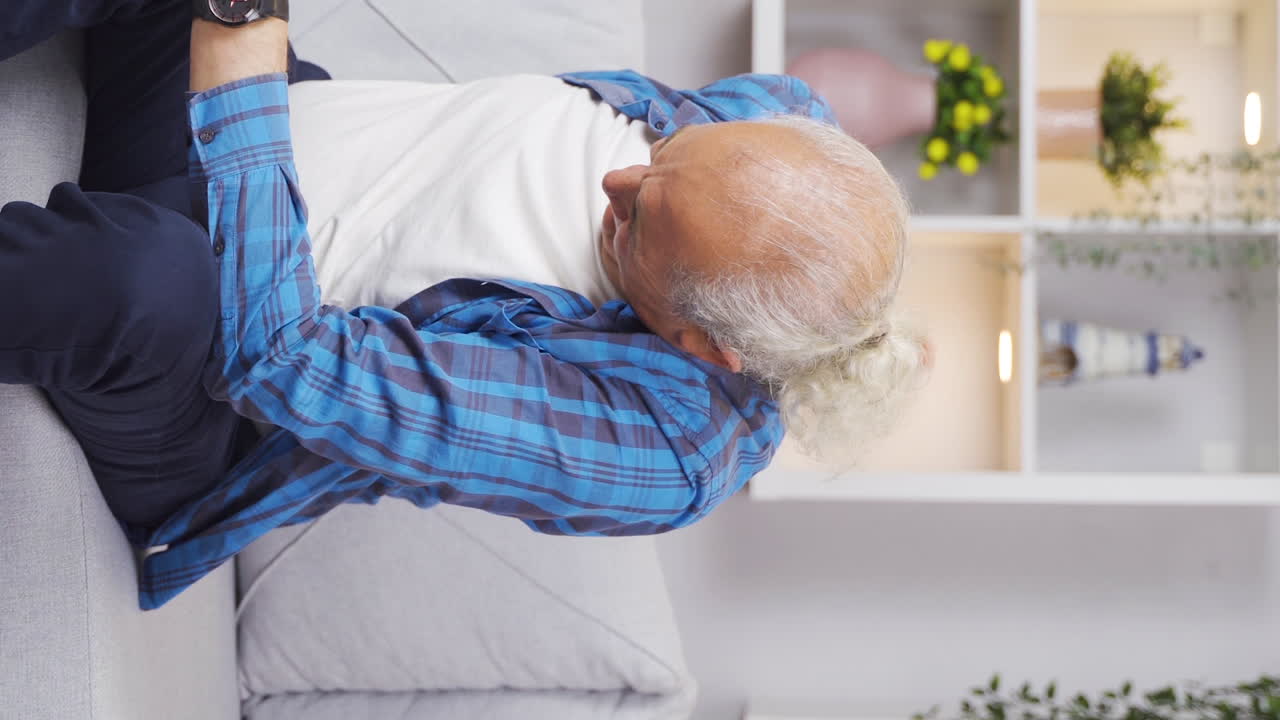 헤르니아 통증이 있는 남자의 수직 비디오.