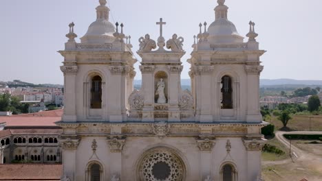 prise de vue de la statue et des cloches du monastère d'alcobaça au portugal avec un mouvement de drone