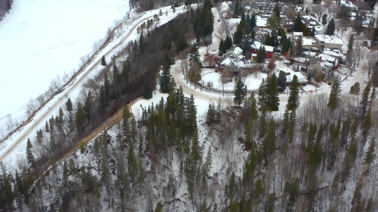 drone aéreo vuela sobre alberta edmonton valley ridge park junto a las casas masivas de glenora vista de pájaro de invierno junto al río saskatchewan del norte a solo unos metros de la propiedad de la casa de gobierno 2-4
