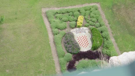 -Beautiful-decorations-of-bushes-with-the-coat-of-arms-of-tarragona