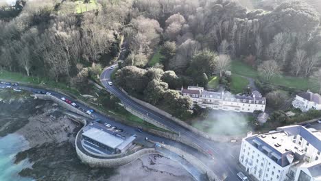 Guernsey-Vals-De-Terres-Schwenkaufnahme-Vom-Octopus-Restaurant-Am-Fuße-Des-Hügels-über-South-St.-Peter-Port-Mit-Rauch-Vom-Gartenfeuer