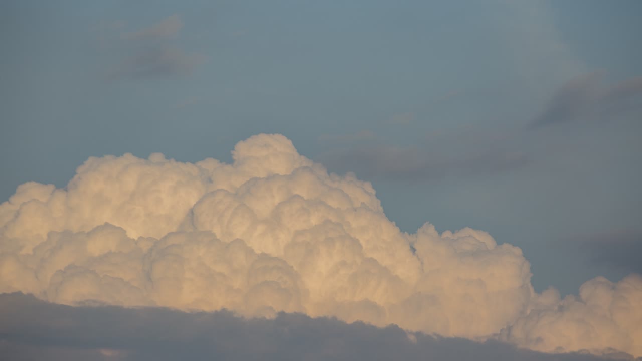 구름 인 폭풍의 타임스 - 일몰의 색상