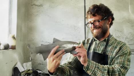 animación de patrones sobre feliz artesano caucásico con pescado hecho a mano