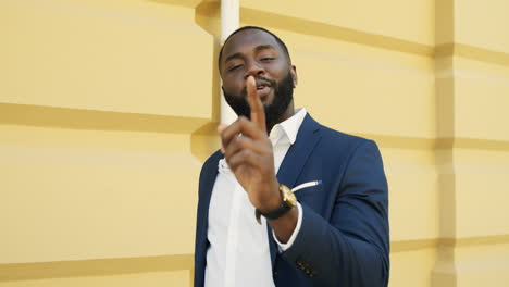 Young-afro-businessman-talking-to-the-camera-outdoor