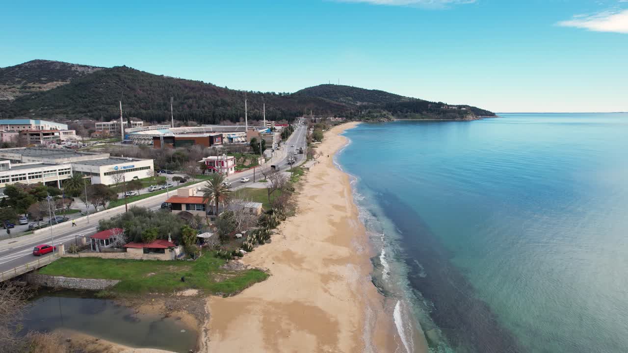 Praia de Perigiali em Kavala, Grécia, vista panorâmica aérea, dolly shot