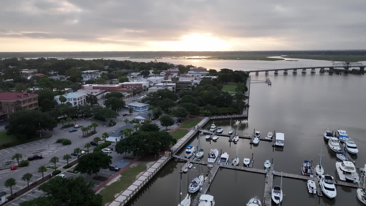 el amanecer empujó desde el aire sobre beaufort, carolina del sur.