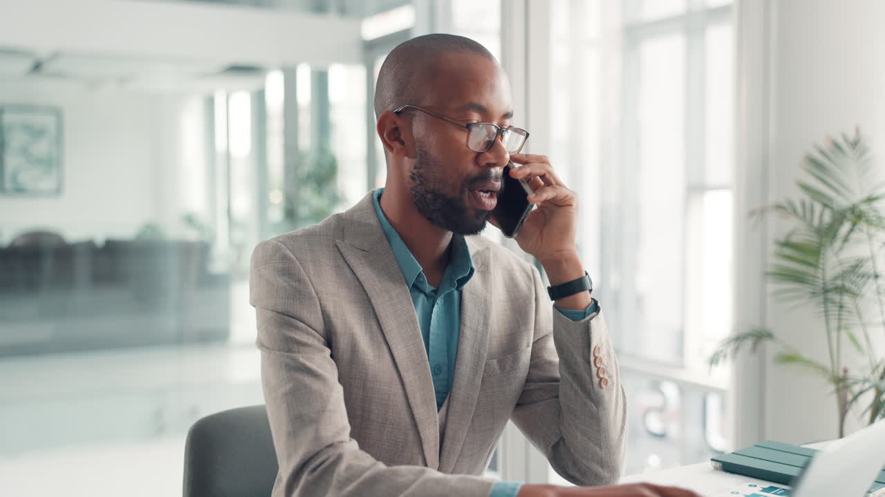 Forretningsmand i telefonen på et moderne kontor