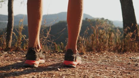 un excursionista en un sendero de montaña