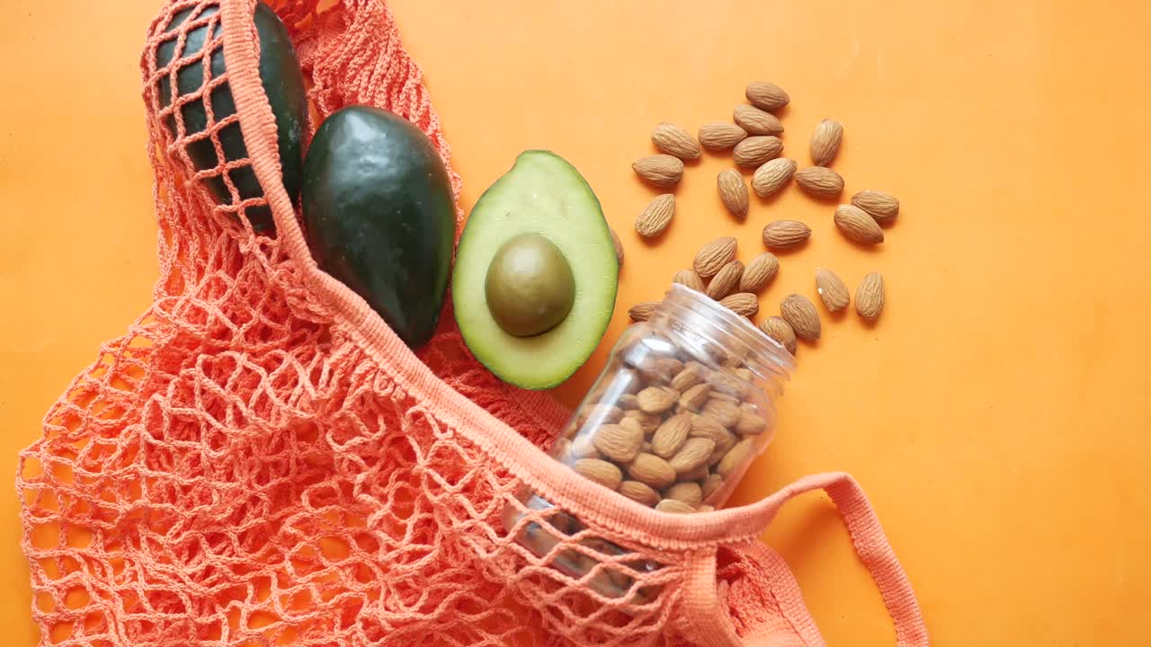 aguacates y almendras en una bolsa de malla