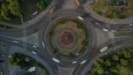 vista aérea de 4k del lapso de tiempo de la carretera con coches circulares.