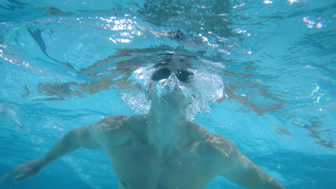 natación bajo el agua