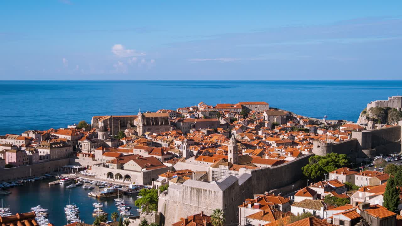 Time-lapse delle mura storiche della città vecchia che si affacciano sul Mare Adriatico, Dubrovnik, Croazia