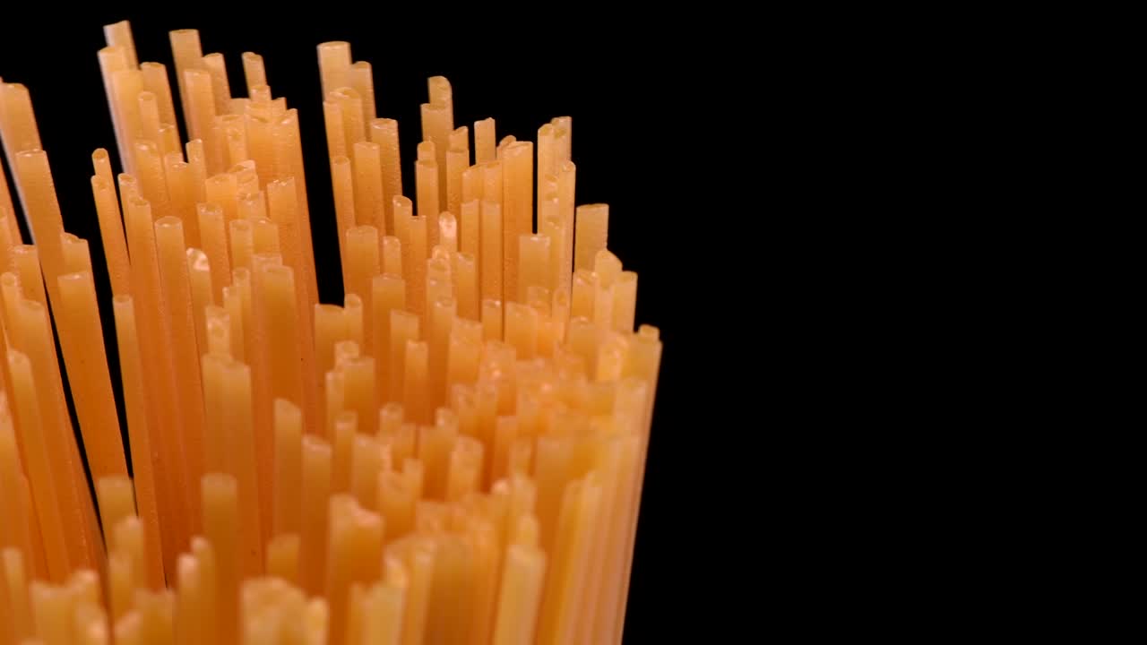 검은 바탕에 회전하는 스파게티