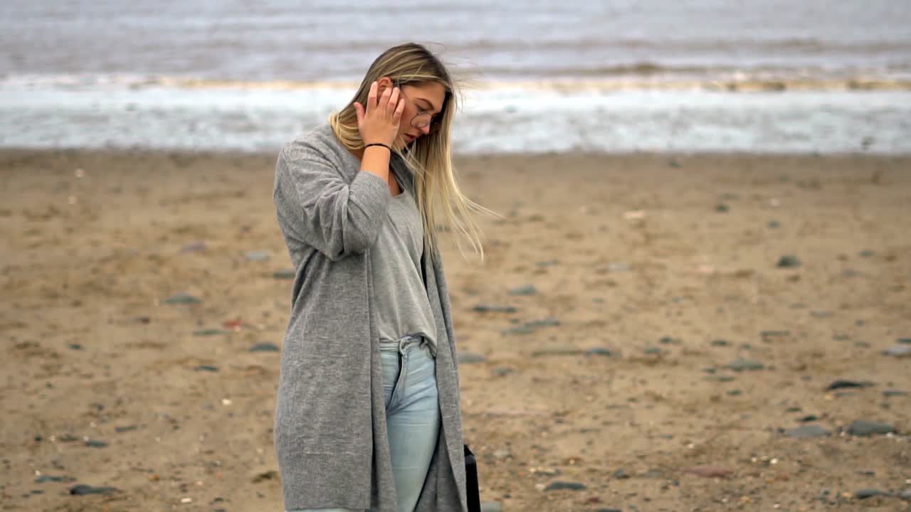 해변에서 유행 소녀