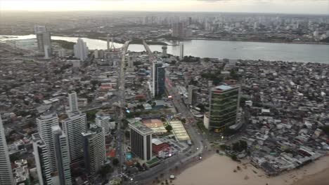 foto de arriba de la playa y la ciudad de boa viagem, rascacielos frente al mar en la próspera ciudad brasileña