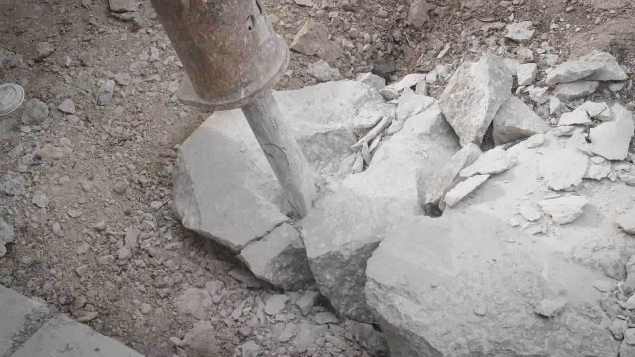 un martillo neumático rompiendo rocas a 120 fps