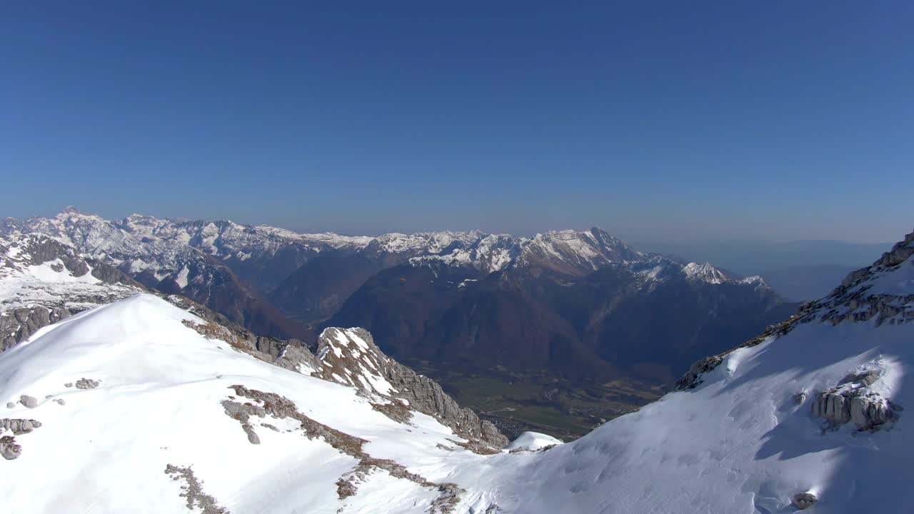 알프스 산맥 에 있는 패러글라이더