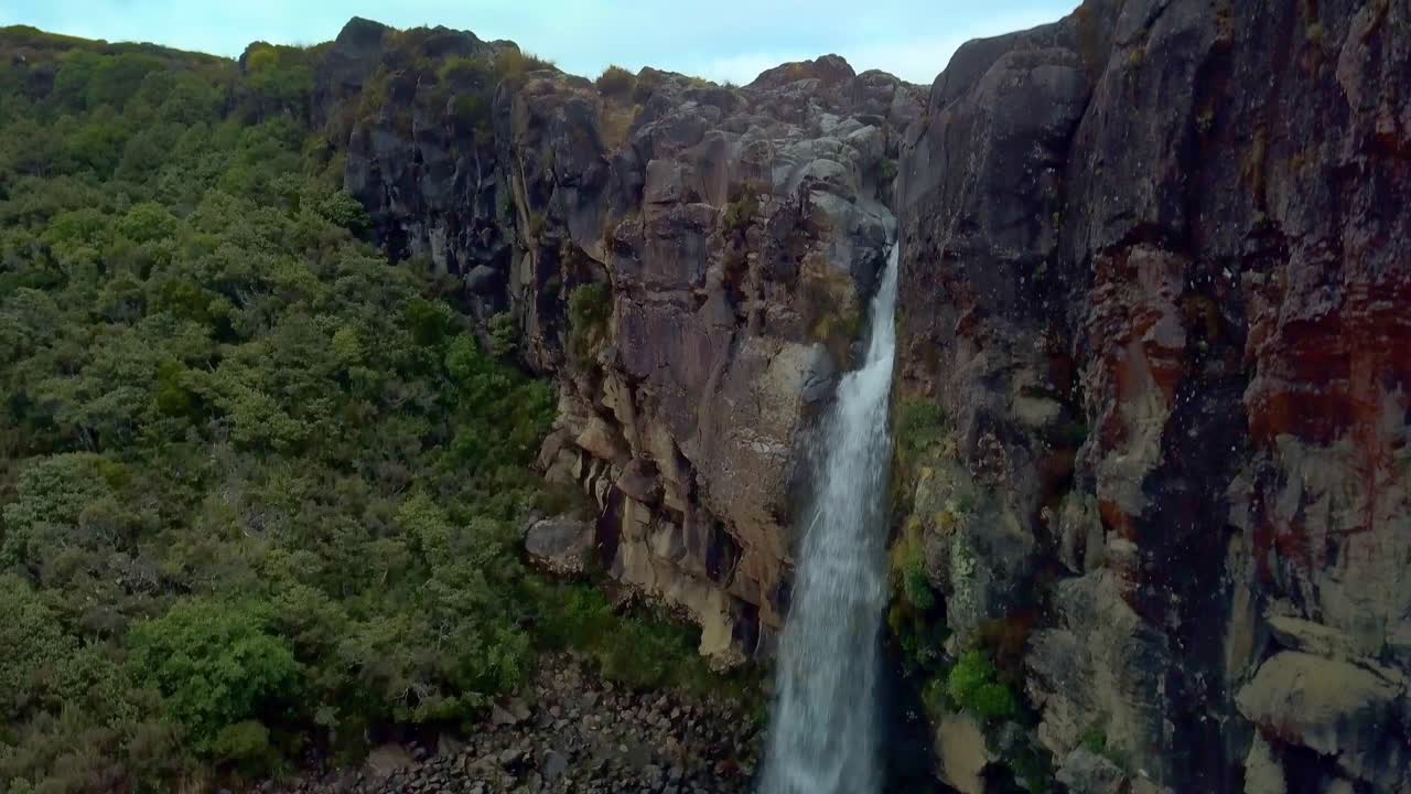 disparo de avión no tripulado ascendente de las cataratas de taranaki en el parque nacional de tongariro en nueva zelanda